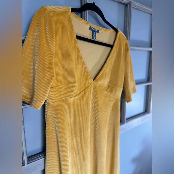 BNWT. Never washed or worn. ModCloth swinging with the 60’s mini dress - Picture 4 of 6